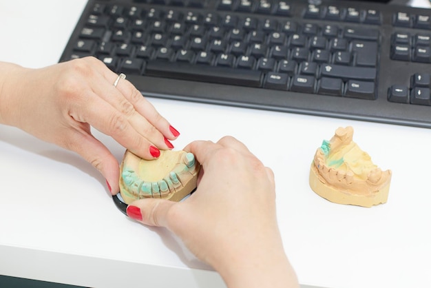 Ile kosztuje proteza nakładkowa i od czego to zależy?