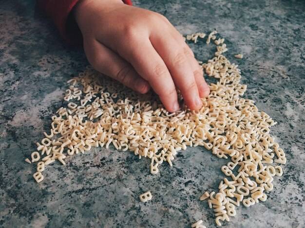 Ile wyrzyna się ząb mądrości i z czym to się wiąże?