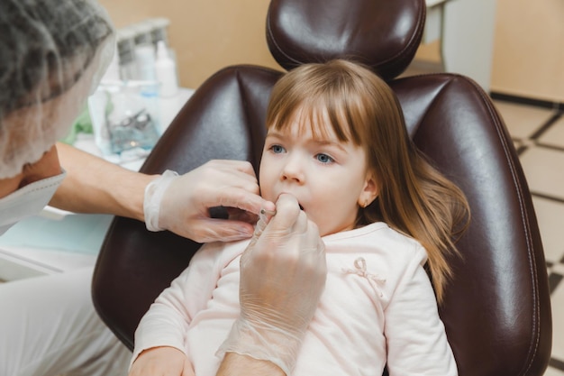 Jak powstrzymać próchnicę u dziecka w codziennym życiu?