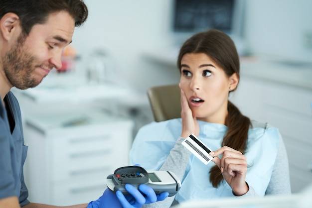 Ile kosztuje naprawa wszystkich zębów i co wpływa na cenę?