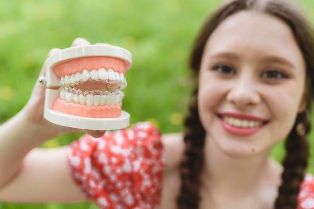 Jakie protezy zębowe na NFZ można otrzymać?