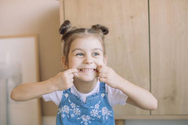 Kiedy dzieciom wypadają zęby mleczne i jak przebiega ten proces?