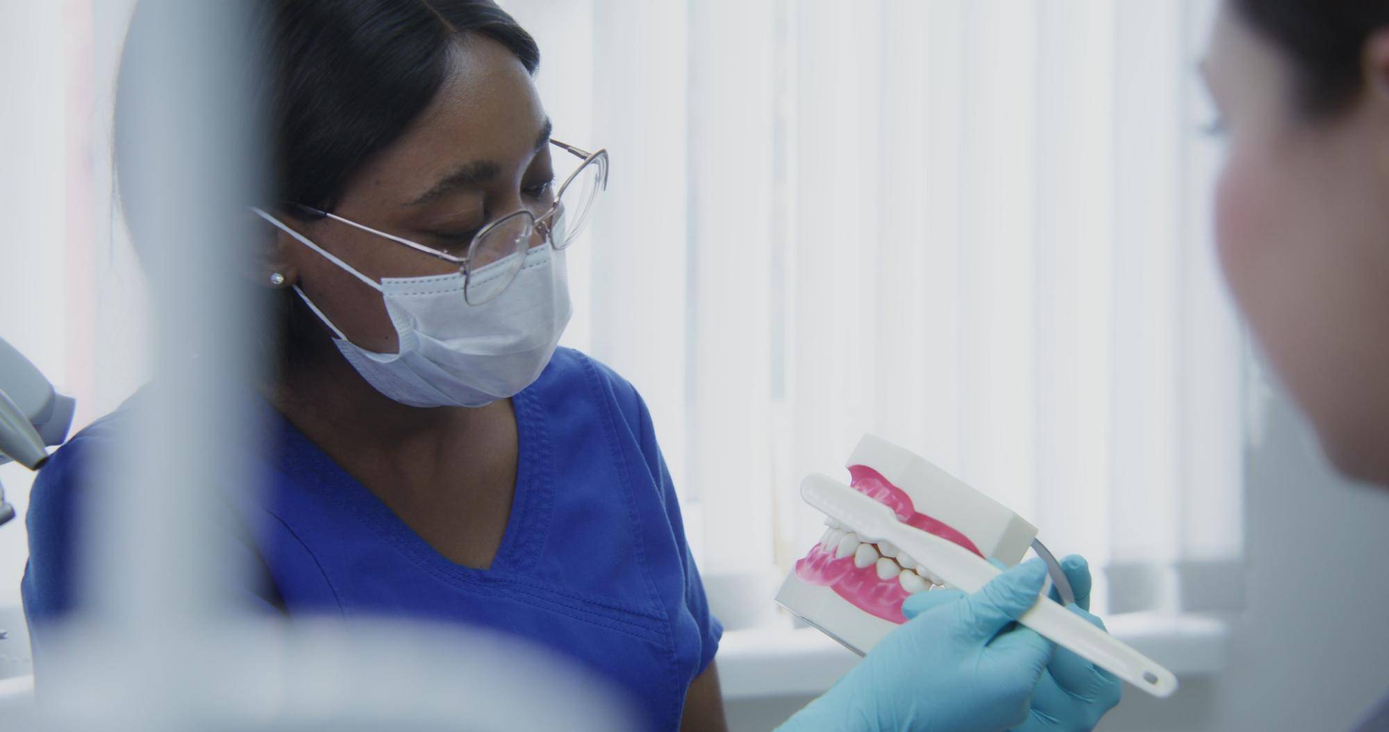 Jakie zęby robią na NFZ i komu przysługują?