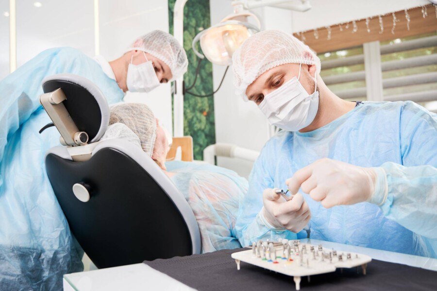 Ile czasu trwa wstawienie implantu i co wpływa na cały proces?