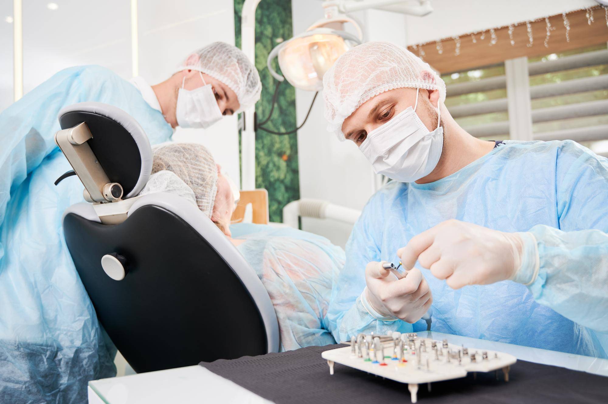 Ile czasu trwa wstawienie implantu i co wpływa na cały proces?