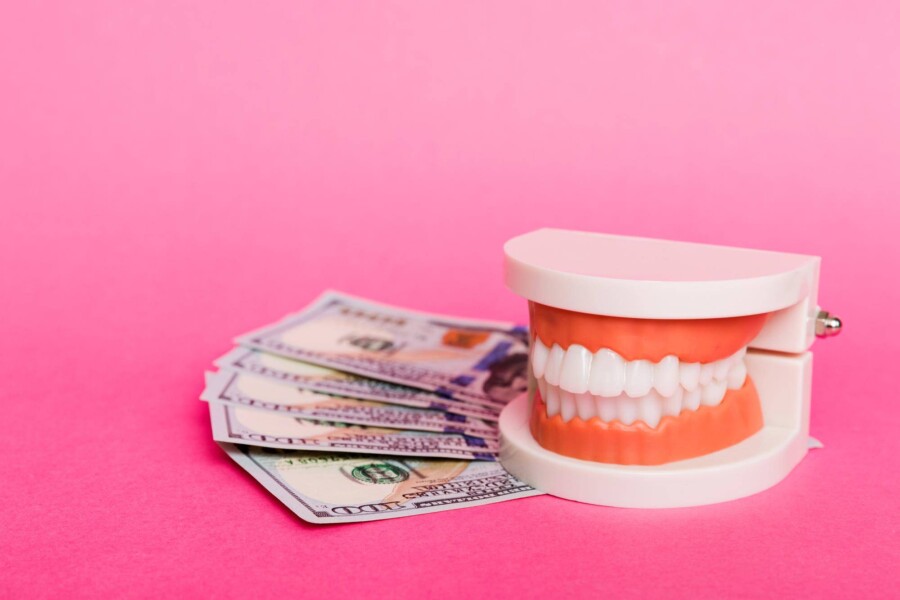 Ile kosztuje sztuczna szczęka porcelanowa i od czego zależy cena?