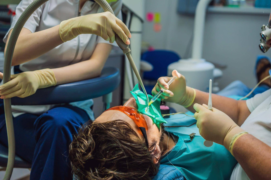 Czym znieczula dentysta podczas zabiegu pacjenta?