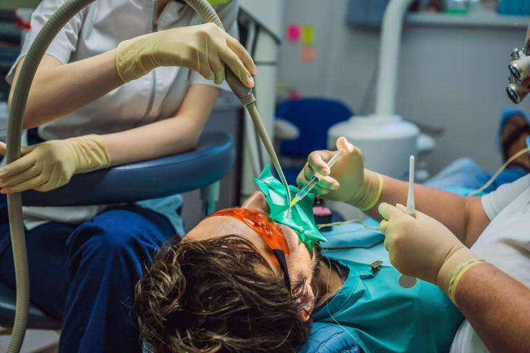 Czym znieczula dentysta podczas zabiegu pacjenta?