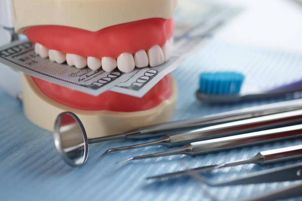 Ile kosztuje szczęka z implantów i od czego to zależy?
